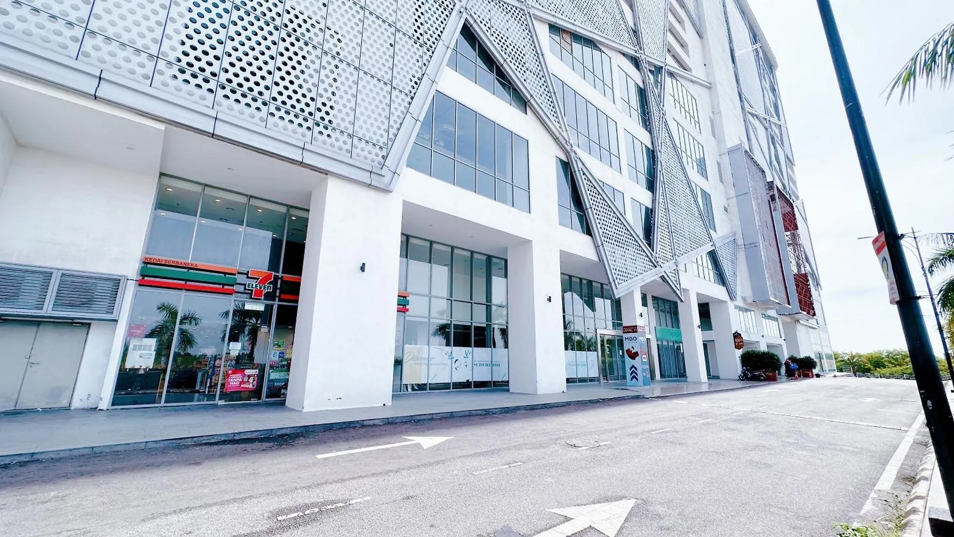 Silverscape: Luxury Apartments with Infinity Pool near Jonker Street Malacca